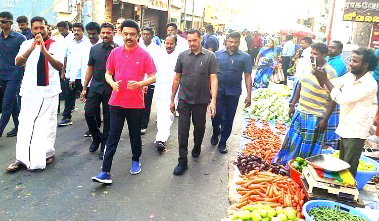 சேலம் காய்கறி சந்தையில் வாக்கு சேகரித்த முதலமைச்சர் முக.ஸ்டாலின் Chief Minister MK Stalin collects votes at Salem vegetable market