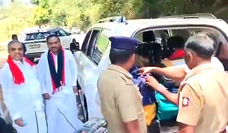 ஆ.ராசாவின் வாகனத்தை சோதனை செய்யவில்லை - பறக்கும்படை அதிகாரி சஸ்பெண்ட் | Ooty Flying squad officer who inspects A Raja vehicle temporarily suspended 