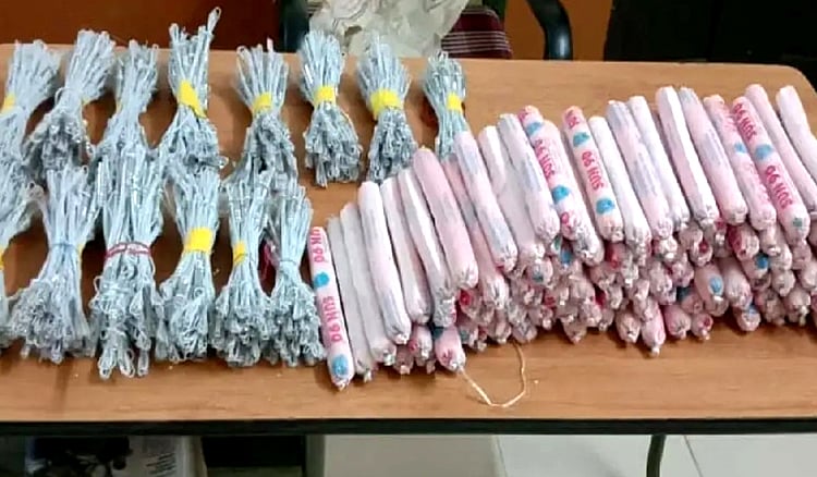 பெங்களூரு: தனியார் பள்ளியின் முன் வெடி பொருட்கள் பறிமுதல் - போலீசார் தீவிர விசாரணை | Explosives seized in front of Bangalore private school