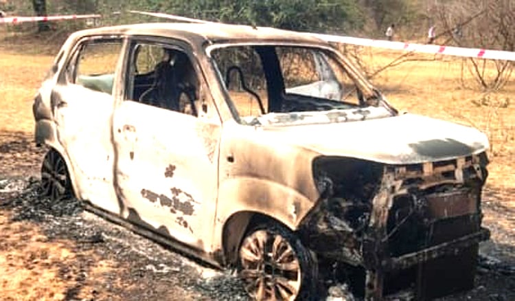 கருகிய நிலையில் காரில் இருந்த 3 சடலங்கள் - தண்ணீர் இல்லாத ஏரிக்கு கார் வந்தது எப்படி? 3 charred bodies in car - How did the car reach  waterless lake?