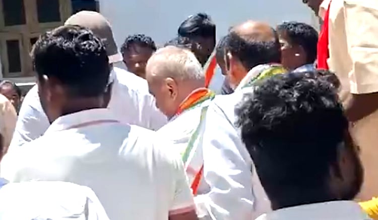 புதுச்சேரி: தேர்தல் பரப்புரையின் போது மயங்கிவிழுந்த  காங்கிரஸ் வேட்பாளர்!/Puducherry: Congress candidate who fainted during election campaign 