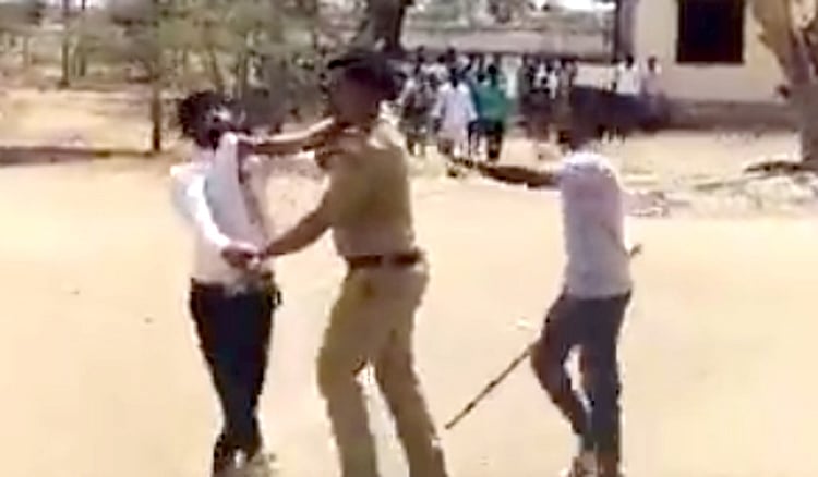 தேர்வில் காப்பியடித்த தங்கை –  கண்டித்த போலீஸ் ஏட்டை தாக்கிய  இருவர் கைது Two arrested: younger sister cheated in exam - brotherattacked police