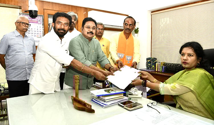 சொந்த கார் கூட இல்லாத டிடிவி தினகரன்: வேட்புமனுவில் தகவல் | TTV Dhinakaran information as per his nomination