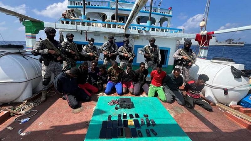 Indian Navy rescues 23 Pakistani fishermen from Somali pirates in Arabian Sea/ 23  மீனவர்களை சோமாலிய கொள்ளையரிடமிருந்து மீட்ட இந்திய கடற்படையினர்