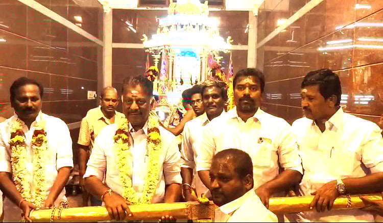 பழனி தண்டாயுதபாணி சுவாமி கோயில்: மோடி பெயரில் தங்கத்தேர் இழுத்து ஓபிஎஸ் வழிபாடு!| OPS worship at Palani Temple in name of Modi