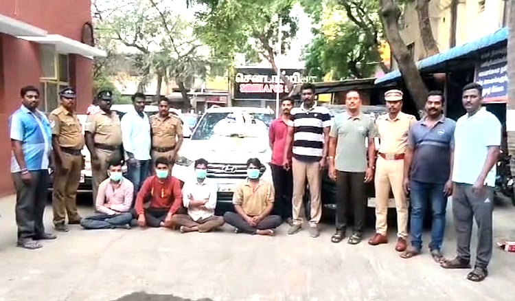 வாகன சோதனையில் சிக்கிய 3 டன் புகையிலை பொருட்கள்- 4 இளைஞர்கள் கைது | 4 North Indians arrested after 3 ton tobacco products caught in chennai 