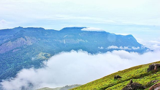 3 Died while trekking velliangiri hills in last two days.. what forest  department says மலை ஏறியவர்களில் 2 நாளில் 3 பேர் மயங்கி விழுந்து உயிரிழப்பு