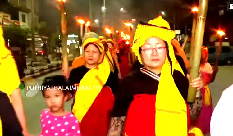 தேர்தல் புறக்கணிப்பா..? தீப்பந்தம் ஏந்தி சென்ற மெய்தி இனப் பெண்கள் - நேரடி தகவல் | Meithi women marched with torches says they will boycott Election