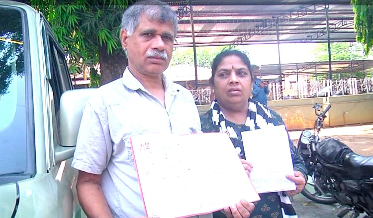 ஈரோடு: உரிய ஆவணங்கள் இருந்தும் ஜவுளிகள் பறிமுதல் - தேர்தல் அதிகாரிகள் மீது தம்பதி புகார் | Karnataka couple complaints on election officials in Erode