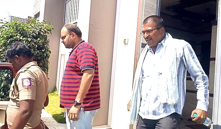 கிரஷர் அதிபர் வீட்டில் IT Raid: ரூ.1.20 கோடி பணம் பறிமுதல் என தகவல் IT Raid at Crusher Principal's House: Rs 1.20 Crore Cash Seized