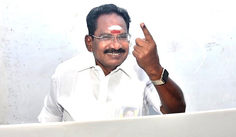 தேர்தலுக்குப் பின்னரே யார் பிரதமர் என தெரியவரும் - செல்லூர் ராஜூ | Former Minister Sellur Raju casts his vote with his family in Madurai