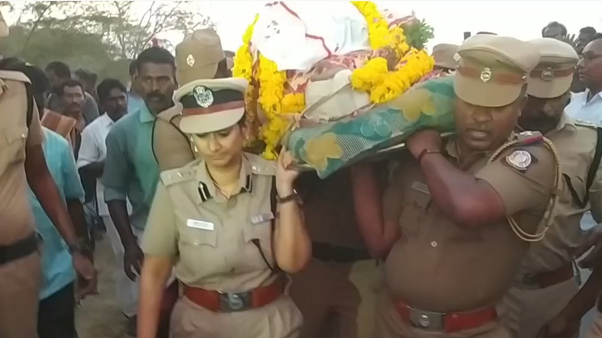 Women police died in pudukkottai by newly constructed speed break | புது வேகத்தடையால் பிரிந்த பெண் காவலர் உயிர்.. கனத்த நெஞ்சோடு உடலை சுமந்த எஸ்.பி!