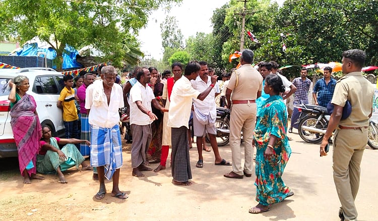 புதுக்கோட்டை: காதல் திருமணத்தால் பிரச்னை - இளைஞர் தீக்குளிக்க முயற்சி..  Pudukottai: The problem by love marriage - Youth tried to set fire.. 