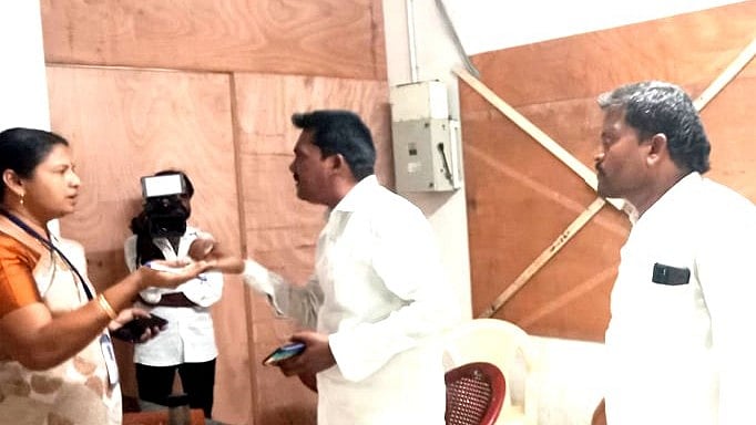 கோவை பாஜக மீது பணம் பட்டுவாடா புகார்: ரூ.81 ஆயிரம், பூத் சிலிப் பறிமுதல் | Election commission seized Rs.81000 and Booth Silip details from BJP