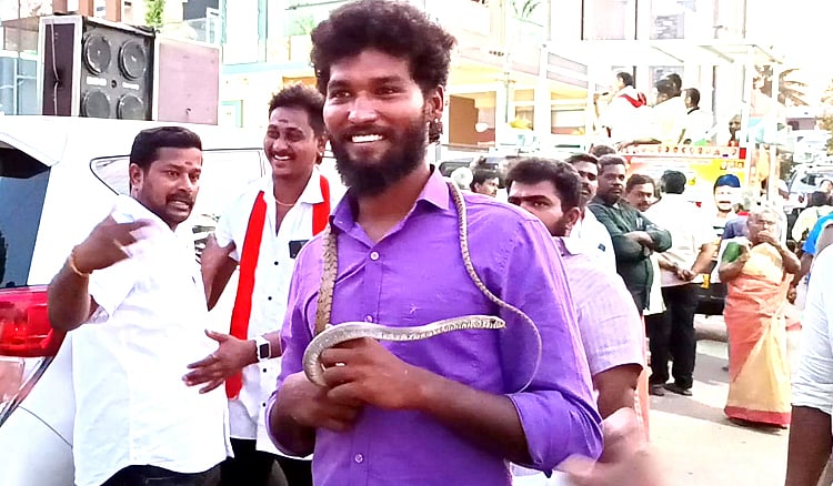 சேலம்: பாம்புடன் பரப்புரை கூட்டத்திற்கு வந்த இளைஞரால் பரபரப்பு | Salem youth came to the election campaign with a snake caused a stir