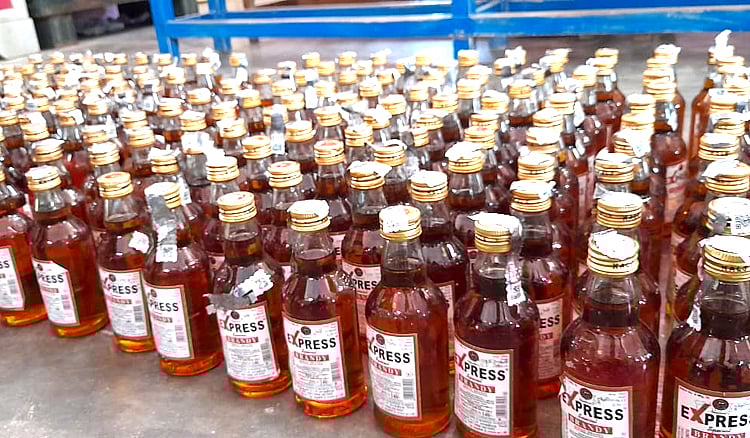 கிருஷ்ணகிரி: முன்னாள் ராணுவ வீரர் வீட்டில் பதுக்கி வைக்கப்பட்டிருந்த 1052 மது பாட்டில்கள் பறிமுதல்| 1052 bottles of liquor seized from ex-soldier home