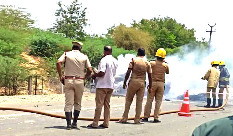 One dead in Road accident near Ariyalur / அரியலூர்: அடுத்தடுத்து மோதி தீப்பிடித்து எரிந்த கார் - இருசக்கர வாகனத்தில் சென்றவர் பலி 