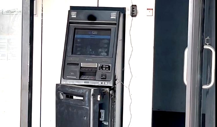 கிருஷ்ணகிரி: SBI ATM இயந்திரத்தை உடைத்து ரூ.10 லட்சம் கொள்ளை | SBI ATM machine was broken and Rs 10 lakh looted in Krishnagiri 