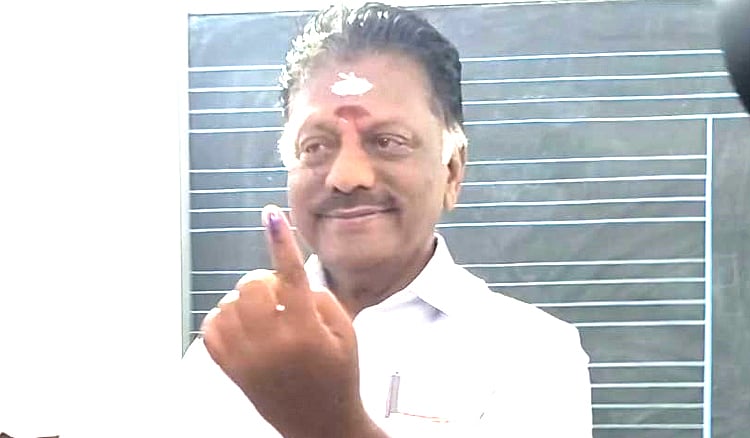தேர்தலுக்குப் பிறகு அதிமுக எங்கள் வசம் வரும் - ஓ.பன்னீர்செல்வம் நம்பிக்கை Former Chief Minister O.Panneerselvam came with his family to cast his vote