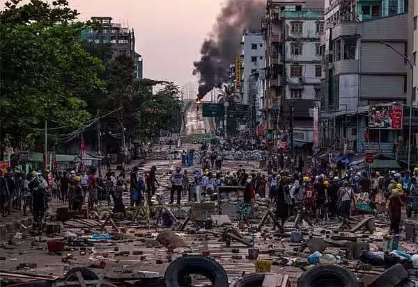 மியான்மரில் பறந்துகொண்டிருந்த விமானம் திடீரென தாக்கப்பட்டதில், கீழே விழுந்து எரிந்தது/1300 people refuge in thailand as fierce conflict in myanmar