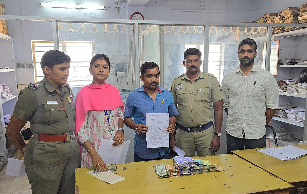 திருப்பத்தூர் முதியோர் உதவித்தொகையை பறிமுதல்  தேர்தல் பறக்கும் படைTirupattur SeniorCitizensAssistanceAmountConfiscated Election Flying Squad Operation