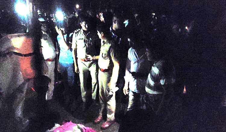 கர்நாடகா: மணல் லாரி மோதி ஒரே குடும்பத்தைச் சேர்ந்த 5 பேர் உயிரிழப்பு | Karnataka 5 lost their life in a truck collision