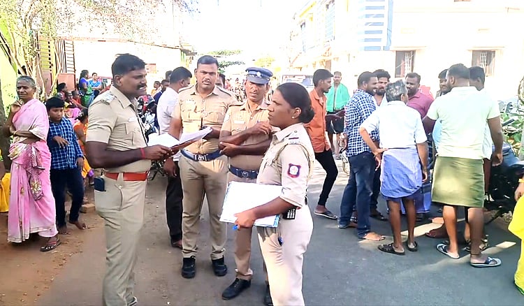 Youth killed his wife and father in law near Theni / தேனி: குடும்பத் தகராறில் மனைவி, மாமனாரை குத்திக் கொன்ற மருமகன் தலைமறைவு - நண்பர் கைது 