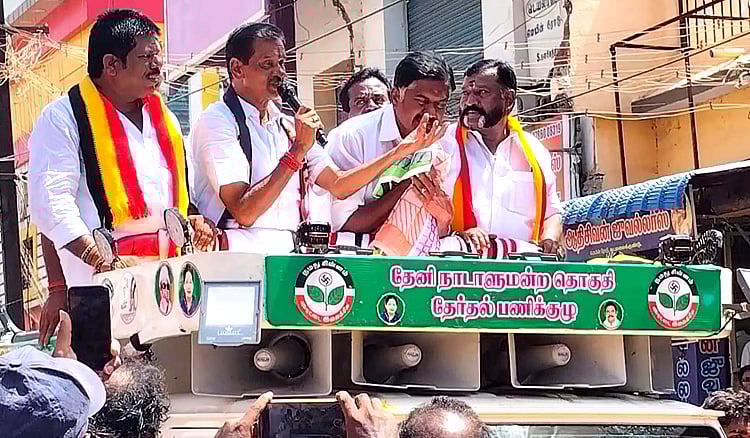 தேர்தல் பிரச்சாரத்தின் போது மயங்கி விழுந்த தேனி அதிமுக கிழக்கு மாவட்ட செயலாளர் | Theni AIADMK East District Secretary fainted during election campaign
