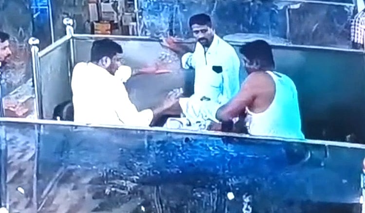 கர்நாடகா: மது பானத்தை ஊற்றி நண்பரை உயிரோடு எரித்துக் கொல்ல முயற்சி - பாரில் நடந்த பயங்கரம் Karnataka: Attempt to burn friend alive at bar