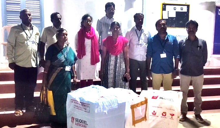 கிருஷ்ணகிரி: ஆவணங்கள் இன்றி கூரியர் வாகனத்தில் 30 கிலோ தங்க நகைகள் பறிமுதல் | 30 kg of gold jewelery brought in courier vehicle seized at Krishnagiri