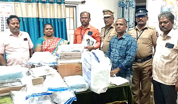 விருதுநகர்: ஆவணங்கள் இன்றி நகை கடைகளுக்கு கொண்டு சென்ற 7 கிலோ தங்கம் பறிமுதல் | General Election 2024: flying squad seized 7 kg gold in virudhunagar