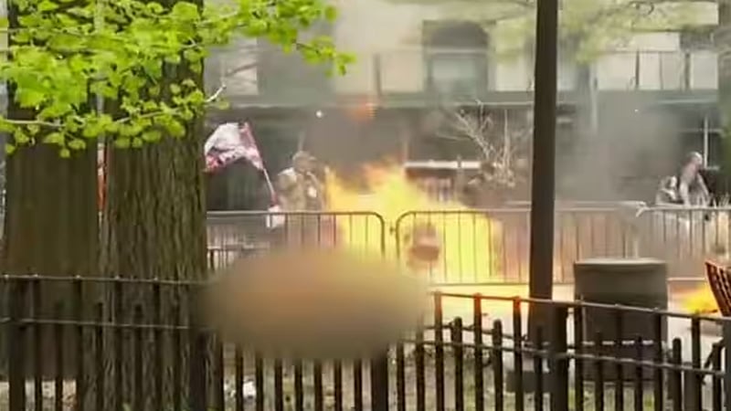 அமெரிக்கா | போராட்டத்தின் போது நீதிமன்ற வாசலில் விபரீத முடிவு...! - Man set Himself On Fire out of the court at America