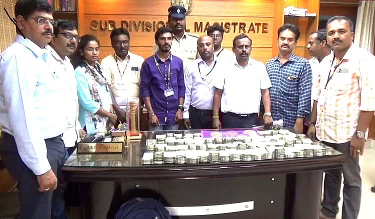 வாகன சோதனையில் சிக்கிய ரூ.30 லட்சம் பணம் பறிமுதல் - flying squad seized 30 lakhs money and 500 gm gold for vehicle check at Hosur