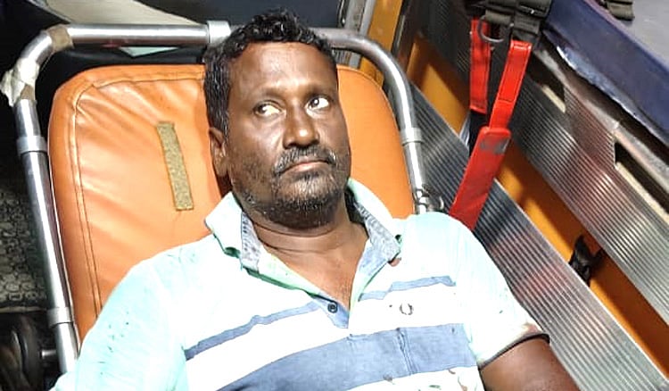 நாகப்பட்டினம்: கடலுக்குச் சென்ற மீனவர் மீது இலங்கை கடற்கொள்ளையர்கள் தாக்குதல் - நடந்தது என்ன? | Sri Lankan pirates attack Nagapattinam fishermen