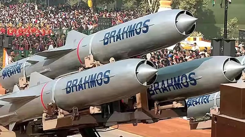 பிலிப்பைன்ஸ் நாட்டுக்கு பிரமோஸ் ஏவுகணை ஏற்றுமதி! சீனாவுக்கு செக்-கா? | BrahMos missile which is manufactured by india exported to Philippines