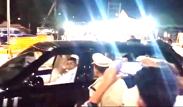 கர்நாடகா முதல்வர் சித்தராமையாவின் காரை சோதனையிட்ட தேர்தல் பறக்கும்படை அதிகாரிகள் | Election Flying Squad officers search Karnataka CM Siddaramaiah car