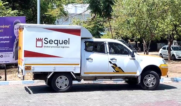 மதுரை: பறிமுதல் செய்த 67 கிலோ தங்க நகைகள் - மீண்டும் ஒப்படைப்பு | 67 kg gold jewelery seized by flying squad at madurai handovered