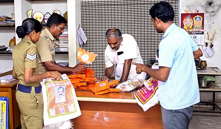 ஆம்பூர்: தாமரை சின்னத்துடன் கூடிய டி-சர்ட், வேட்டி, புடவை பறிமுதல் | T-shirts, dhotis, sarees with lotus symbol seized at Ambur 