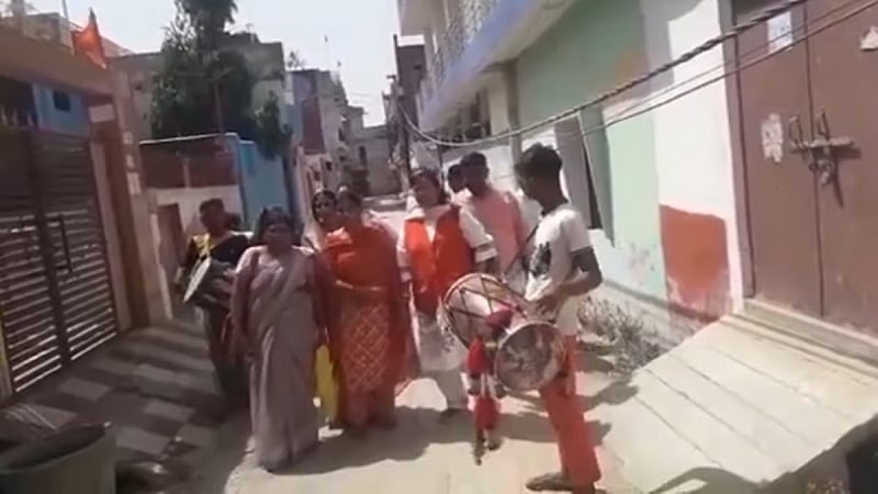 விவாகரத்து பெற்ற மகள். மேளதாளத்துடன் வரவேற்ற தந்தை.. ஆச்சர்யப்பட்ட ஊர்.. #ViralVideo  /kanpur father brings divorced daughter home with band