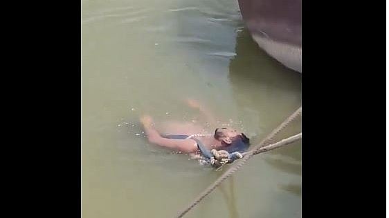 Superstition kills youth; floating in Ganges water due to snakebiteமூடநம்பிக்கையால் இளைஞர் உயிரிழப்பு; பாம்பு கடிக்கு கங்கை நீரில் மிதக்கவிட்ட அவலம்