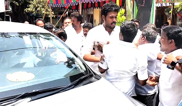 பழனி: முன்னாள் அமைச்சர் முன்னிலையில் தாக்கிக் கொண்ட அதிமுகவினர் - காரணம் என்ன? Palani: AIADMK members attacked each other in front of former minister