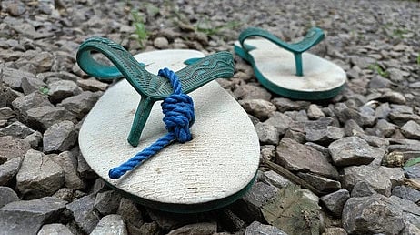 என்னது இந்த ரப்பர் செருப்பு குவைத்தில் 1 லட்சம் ரூபாயா! வாயடைத்து போன  இந்தியர்கள்! வைரலாகும் வீடியோ/Kuwait store sells trendy Slippers for Rs 1  lakh