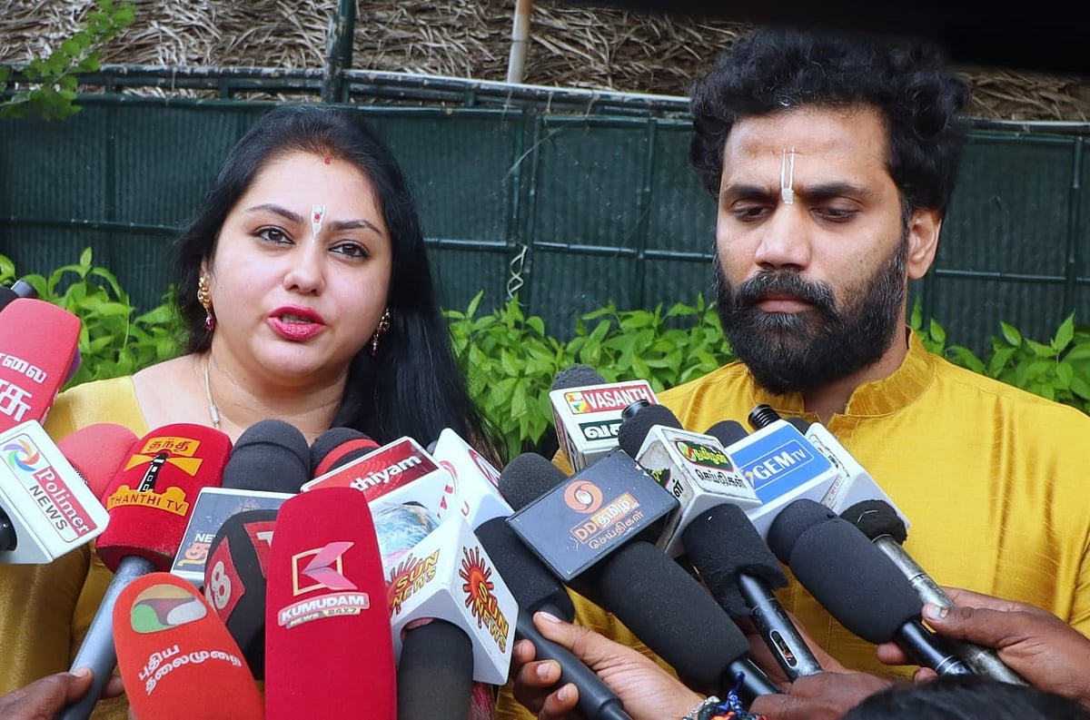 சான்று கேட்டு மீனாட்சியம்மன் கோவிலுக்குள் அனுமதிக்க மறுத்ததாக நடிகை நமீதா /  Actress Namitha complaint on officers in Madurai Meenakshi amman temple