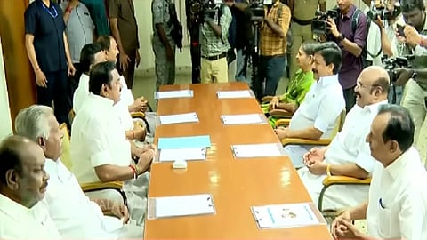 ஆலோசனைக் கூட்டத்தில்