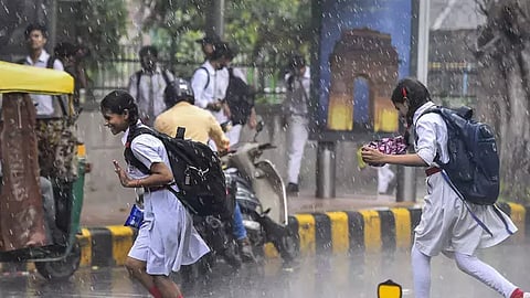 பள்ளிகளுக்கு மட்டும் விடுமுறை