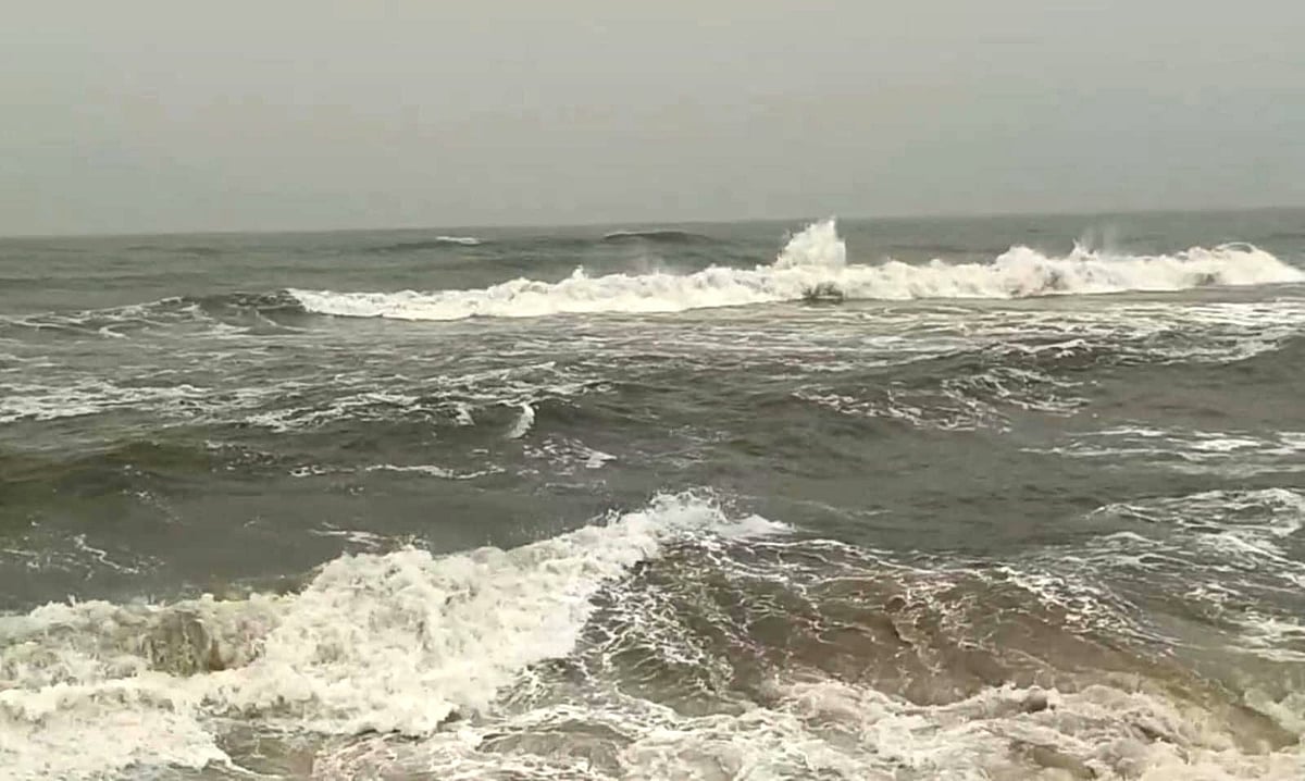 வங்கக் கடலில் நிலை கொண்டுள்ள காற்றழுத்த தாழ்வு – சீற்றத்துடன் மாமல்லபுரம் கடல் A symbol of storm in the Bay of Bengal – Mamallapuram Sea seen in fury