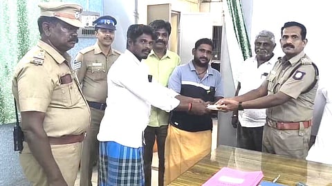 பணத்தை போலிசாரிடம் ஒப்படைத்த நண்பர்கள்