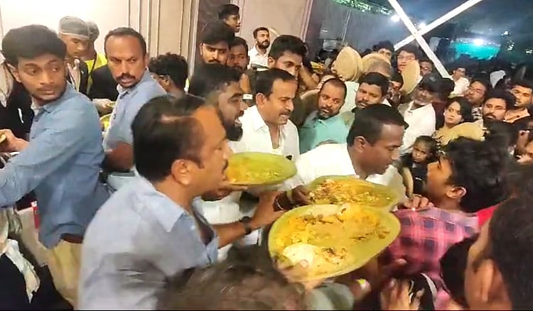 கோவை: ஆயிரம் ரூபாய் வாங்குனீங்களே ஒழுங்கா சோறு போட்டீங்களா? -கொங்கு  உணவு திருவிழாவில் தள்ளு முள்ளு Coimbatore: Dispute at Kongu Wedding Food Festival