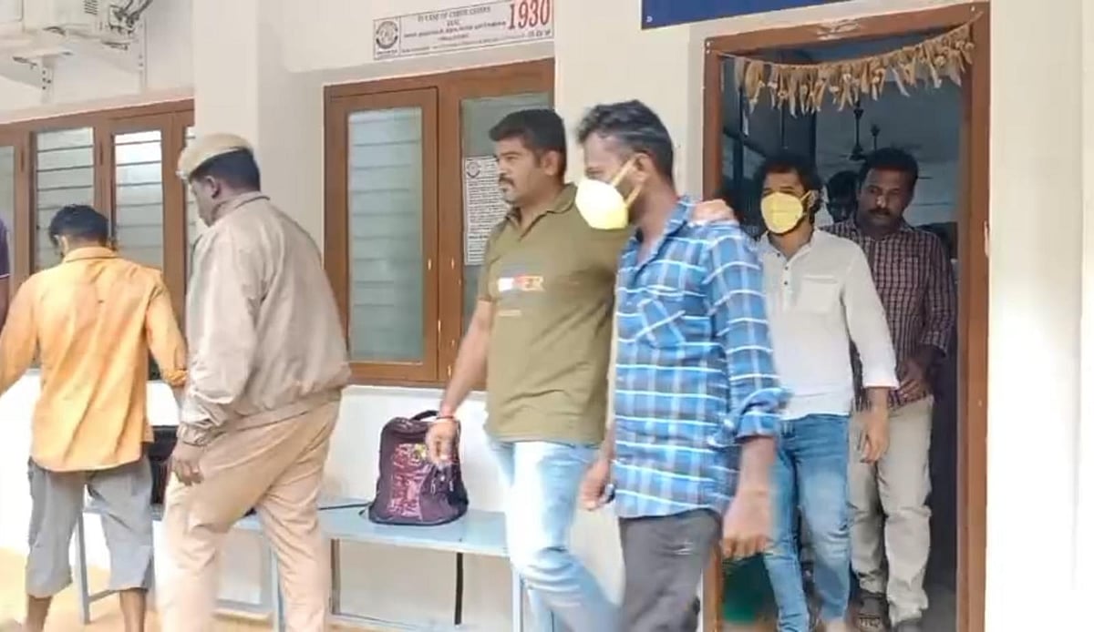 ஈரோடு: வங்கிக் கணக்கு ஆவணங்களை விலைக்கு வாங்கி மோசடி - 3 இளைஞர்கள் கைது Erode: Attempted fraud by buying bank account documents - 3 youths arrested