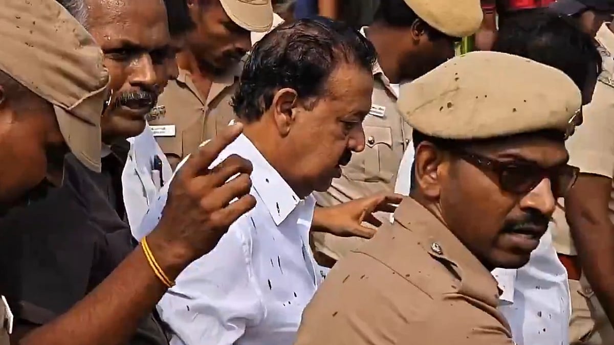 விழுப்புரம்: “காரில் இருந்து இறங்கமாட்டீங்களா?” - அமைச்சர் பொன்முடி மீது சேறு வீச்சு! / Attack on Minister Ponmudi at Viluppuram 